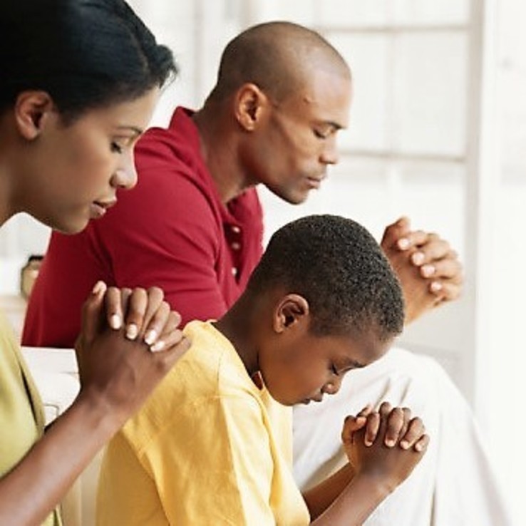 2021 Family Praying Sq